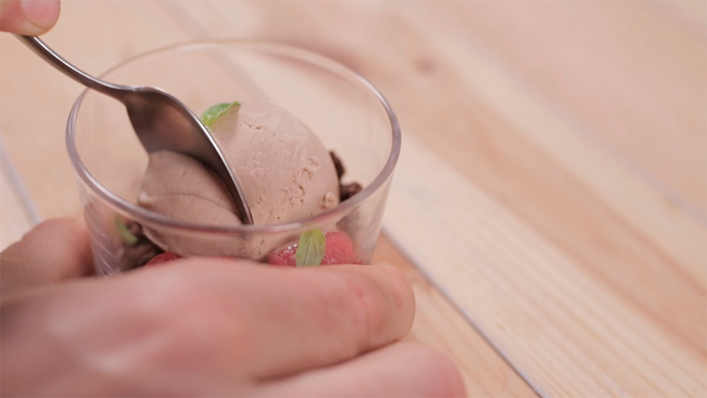 Arena de cacao, helado de avellana sin lactosa y frambuesas confitadas con albahaca