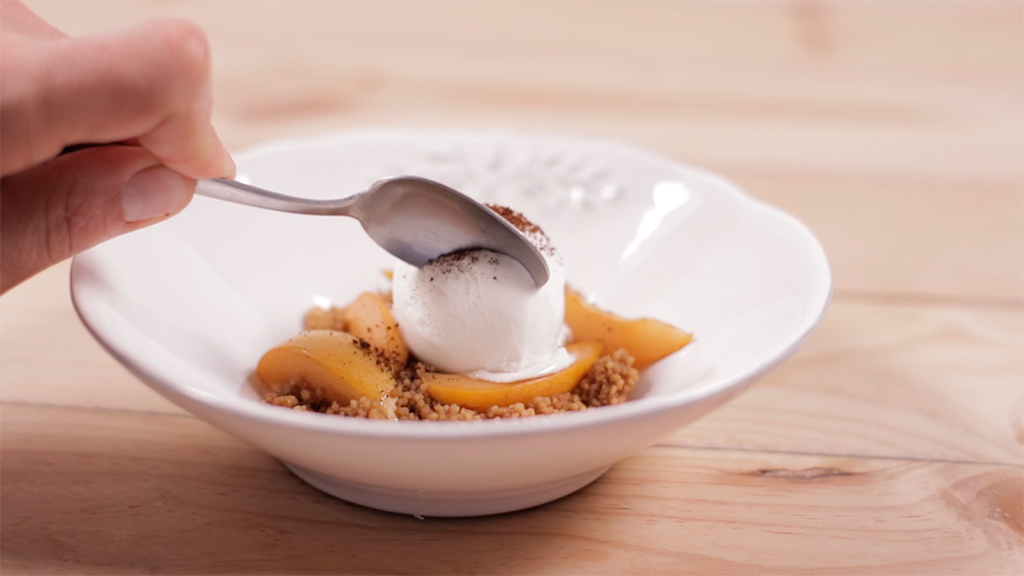 Cous cous de café, helado de nata sin lactosa y albaricoques macerados con amaretto