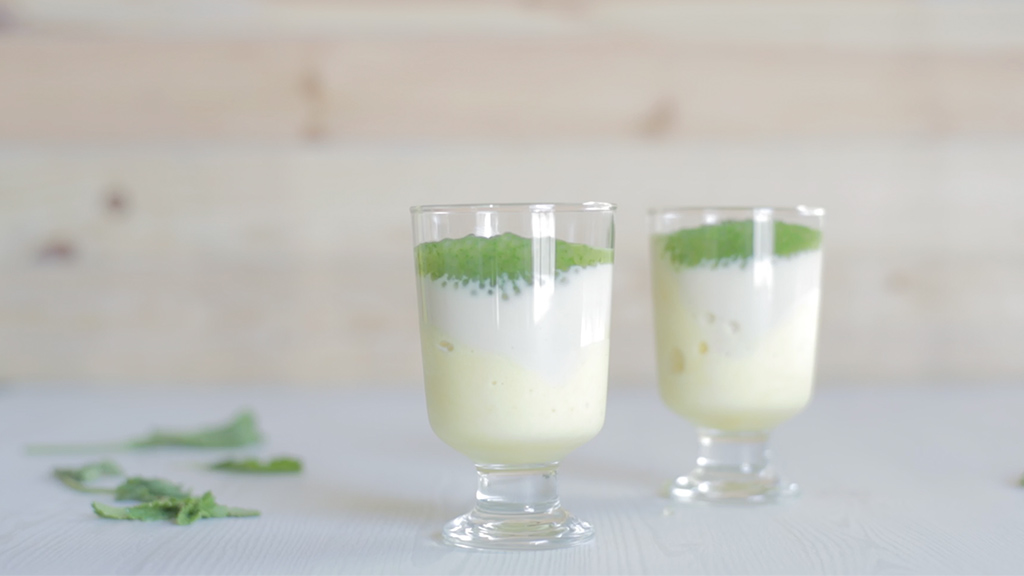 Crema de coco con sorbete de limón sin lactosa y caviar de menta