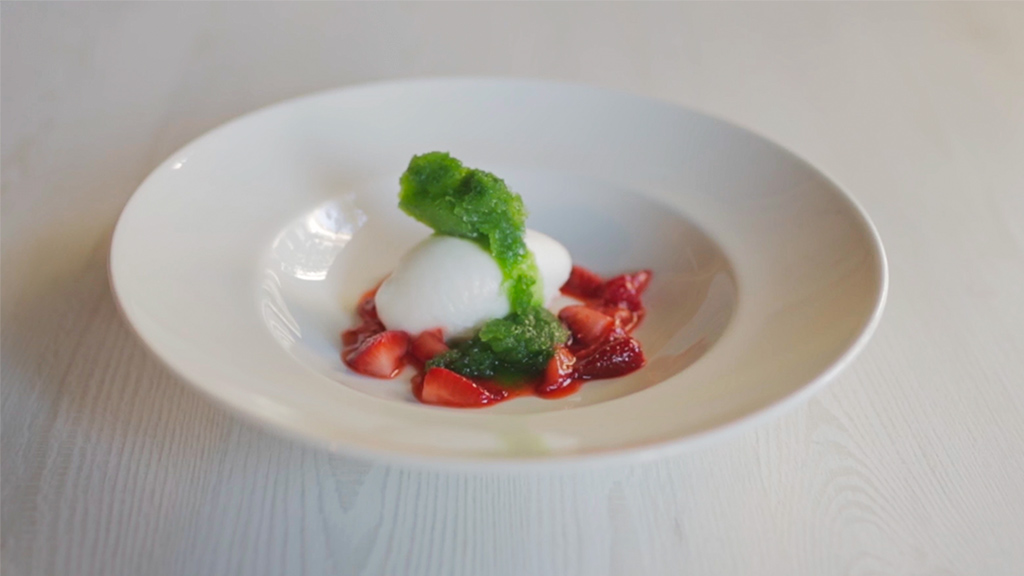 Fresas salteadas con sorbete de limón sin lactosa y granizado de albahaca