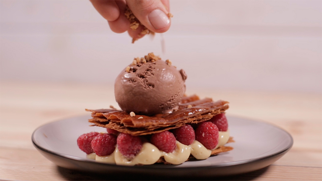 Milhojas de hojaldre caramelizado, crema, frambuesas y helado de chocolate sin lactosa