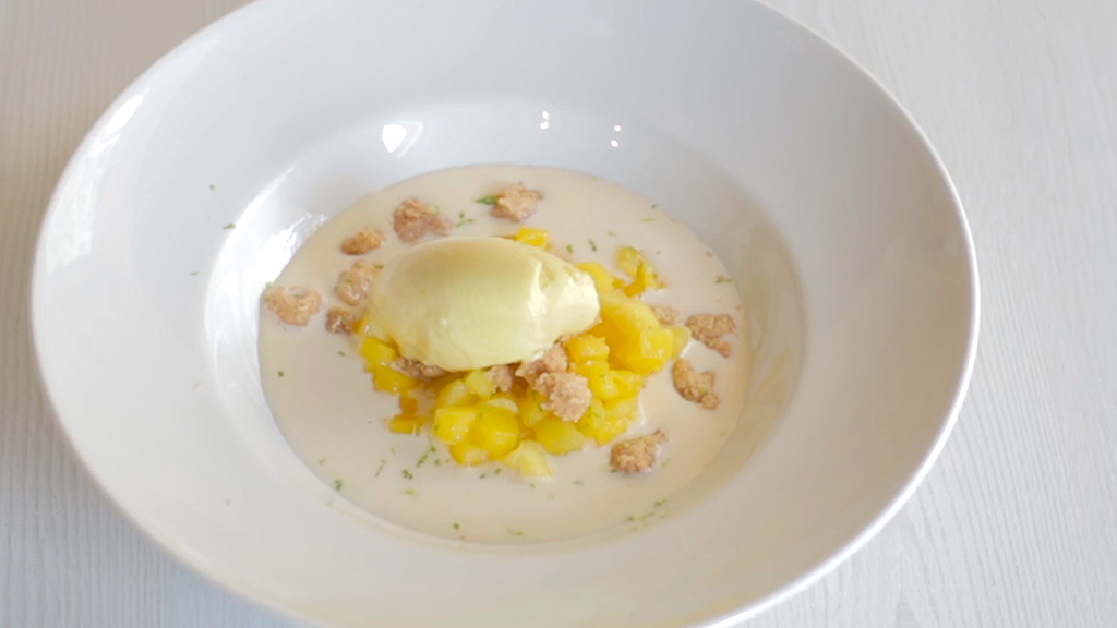 Tartar de mango, crema inglesa, sorbete de limón sin lactosa y streusel de avellana